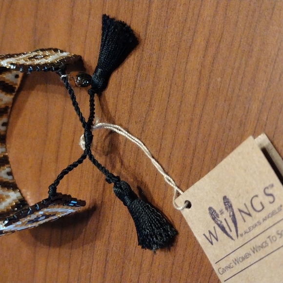 Alexa's Angels pull string Clasp bracelet. - Picture 3 of 9